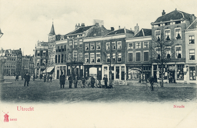 1076 Gezicht op de Neude te Utrecht uit het zuidwesten.